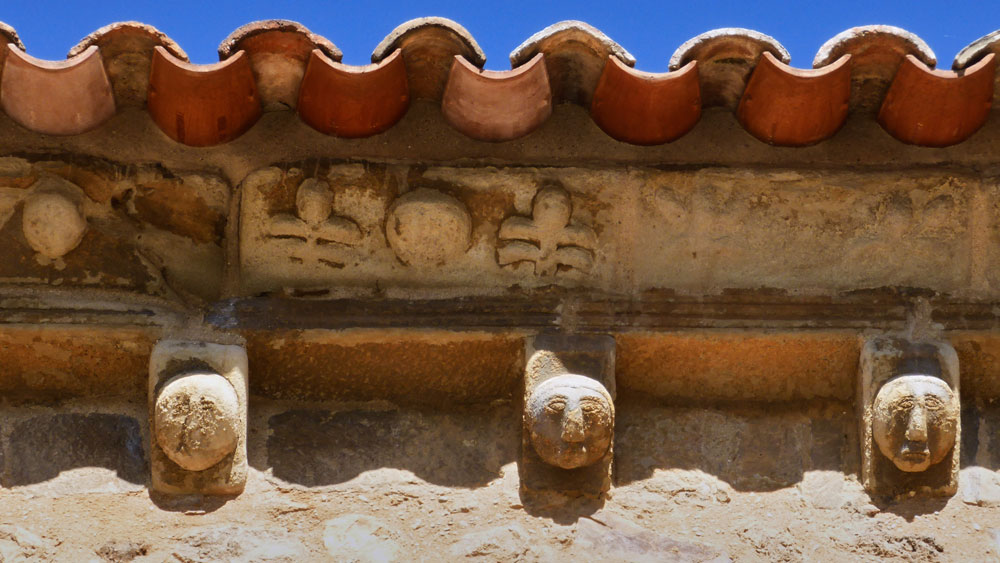 Cornisa de la fachada sur de San Pedro